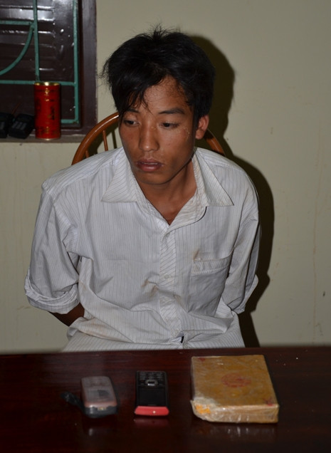 Đối tượng Vàng A Dính bị bắt khi đang tìm cách tuồn ma túy từ biên giới về Việt Nam tiêu thụ Đối tượng Vàng A Dính bị bắt khi đang tìm cách tuồn ma túy từ biên giới về Việt Nam tiêu thụ