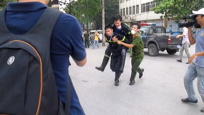 Cảnh sát PCCC bị ngạt và được đưa đi cứu chữa. (Ảnh: Phong Vũ)