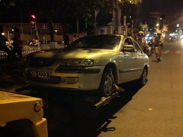 Chiếc xe vi phạm được đưa về trụ sở bằng cẩn cẩu