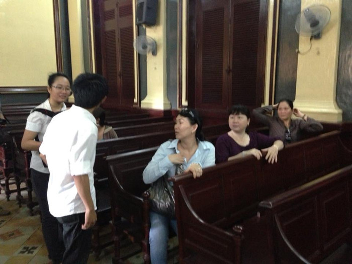 Người nhà của các bị cáo có mặt tại trụ sở của tòa án Người nhà của các bị cáo có mặt tại trụ sở của tòa án