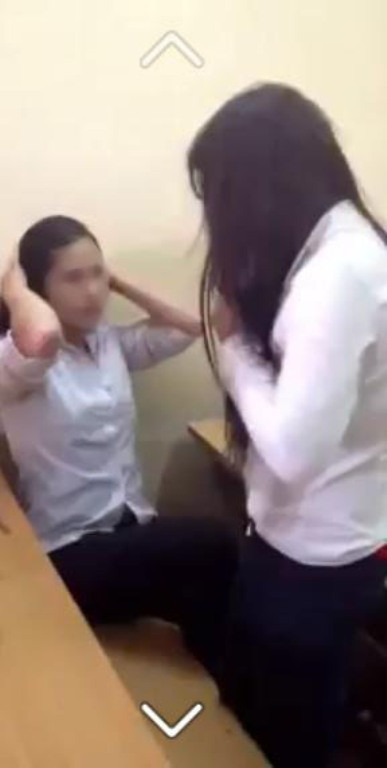 Sau gần 2 phút "chiến đấu", nữ sinh ngồi trên mới chịu buông tha cho bạn của mình Sau gần 2 phút "chiến đấu", nữ sinh ngồi trên mới chịu buông tha cho bạn của mình