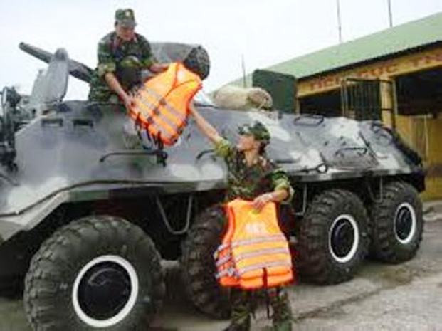 Tăng cường xe thiết giáp chống bão. Ảnh: Phan Thương (Báo Thanh Tra) Tăng cường xe thiết giáp chống bão. Ảnh: Phan Thương (Báo Thanh Tra)