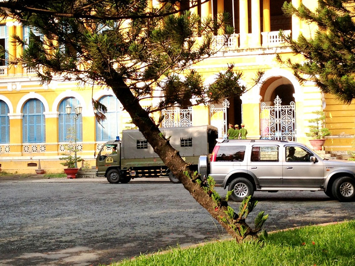 Có rất nhiều công an đến từ sớm. So với nhiều phiên tòa khác, lục lượng công an có mặt đông hơn. Có rất nhiều công an đến từ sớm. So với nhiều phiên tòa khác, lục lượng công an có mặt đông hơn.