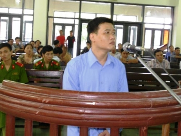 Nguyên thiếu tá CSGT Ngô Tuấn Dũng trước vành móng ngựa.