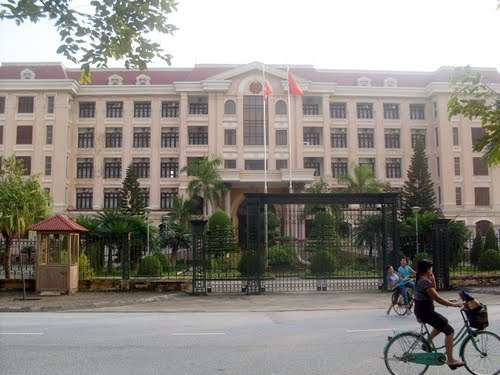 Cũng theo ông Tuấn, việc Nam Định không nhận bằng tại chức là nghị quyết 08 của Ban chấp hành Đảng Bộ tỉnh Nam Định từ khóa 17, đến nay đã áp dụng được gần 10 năm. Cũng theo ông Tuấn, việc Nam Định không nhận bằng tại chức là nghị quyết 08 của Ban chấp hành Đảng Bộ tỉnh Nam Định từ khóa 17, đến nay đã áp dụng được gần 10 năm.