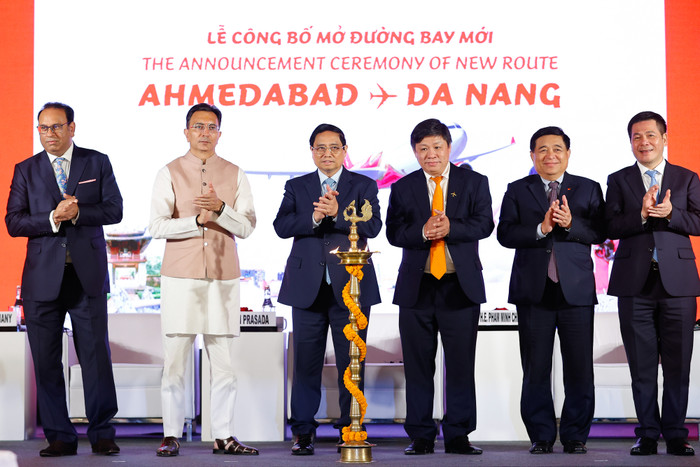 Thủ tướng Chính phủ Phạm Minh Chính (thứ ba từ trái sang) cùng lãnh đạo cấp cao hai nước Việt Nam - Ấn Độ thực hiện nghi thức công bố đường bay mới Ahmedabad - Đà Nẵng của Vietjet. A4 (2).jpg