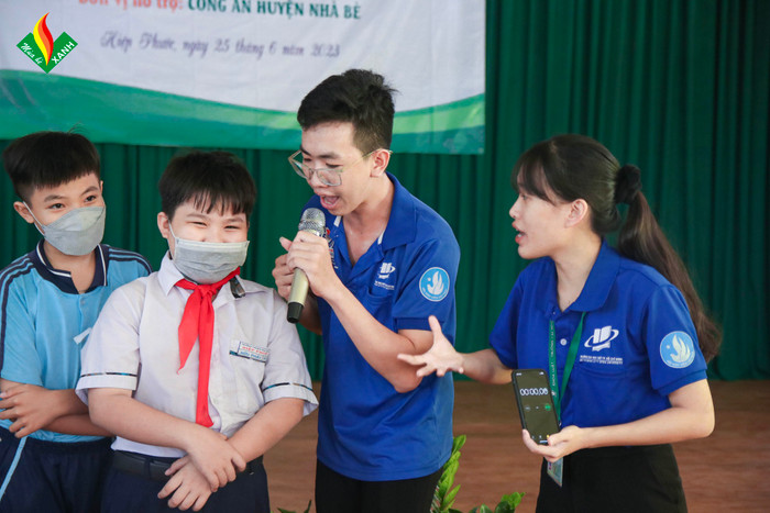 Đội hình Tuyên truyền pháp lý báo cáo chuyên đề pháp luật. HÌNH 8.jpg