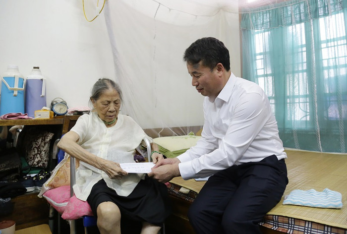 Tổng Giám đốc Bảo hiểm xã hội Việt Nam – Nguyễn Thế Mạnh thăm hỏi, trao lương hưu tại nhà cho bà Lương Thị Hai (91 tuổi, phường Yết Kiêu, quận Hà Đông, thành phố Hà Nội). cuhai.jpg