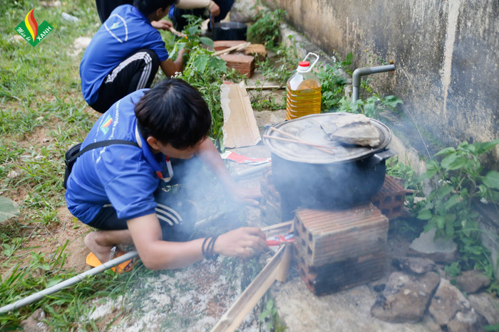 Sinh viên tình nguyện đội hình thường trực nấu cơm củi trong chiến dịch. HÌNH 13.jpg
