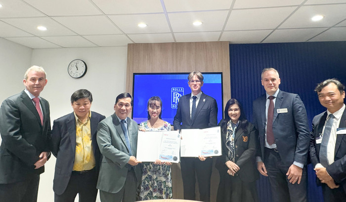 Tiến sĩ Nguyễn Thị Phương Thảo, Chủ tịch Hội đồng quản trị Vietjet (thứ 4 từ trái sang) cùng các lãnh đạo cấp cao Vietjet và Rolls-Royce chứng kiến Lễ ký kết hợp đồng tại Triển lãm Hàng không quốc tế Farnborough 2024. Photo 3 (2).jpg
