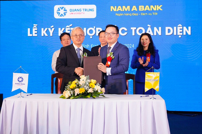 Đại diện Nam A Bank và Trường Đại học Quang Trung ký kết hợp tác. Hình 1 - Ký kết.jpg