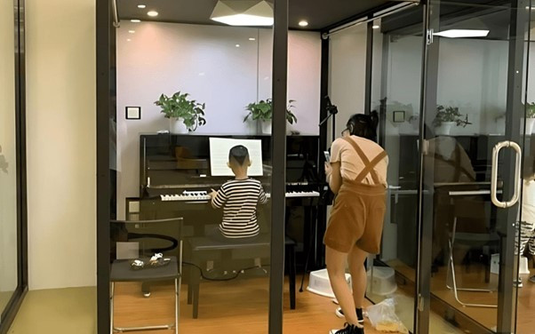 Cabin cách âm mang đến sự riêng tư cho các lớp học piano. Picture3.jpg