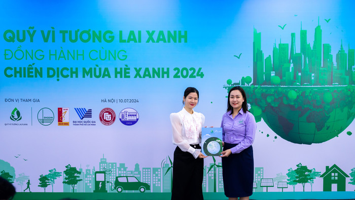 Tiến sĩ Lê Thái Hà cùng bà Hứa Thanh Hoa trao thỏa thuận hợp tác giữa Quỹ Vì tương lại xanh và Đại học Quốc gia Hà Nội trong chiến dịch Mùa hè xanh. A1 (3).jpg