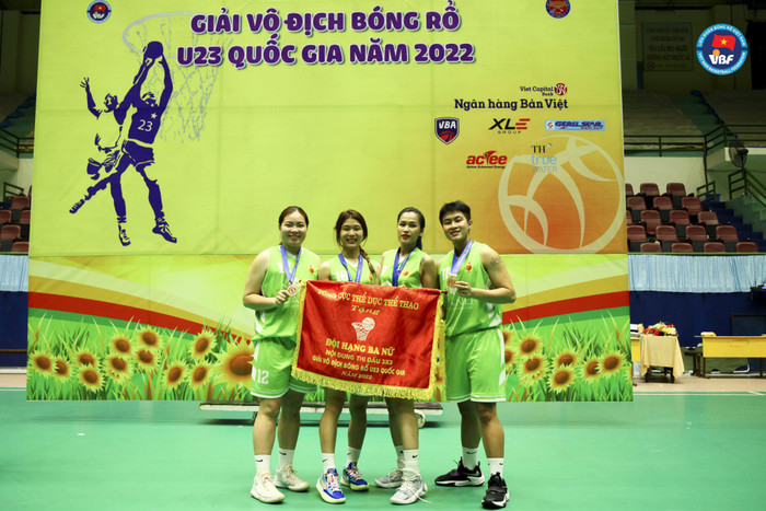Hồng Tuyết và đồng đội đoạt huy chương đồng nội dung 3x3 tại giải vô địch bóng rổ U23 quốc gia năm 2022. Ảnh: VBF hinh 2 (1).jpg