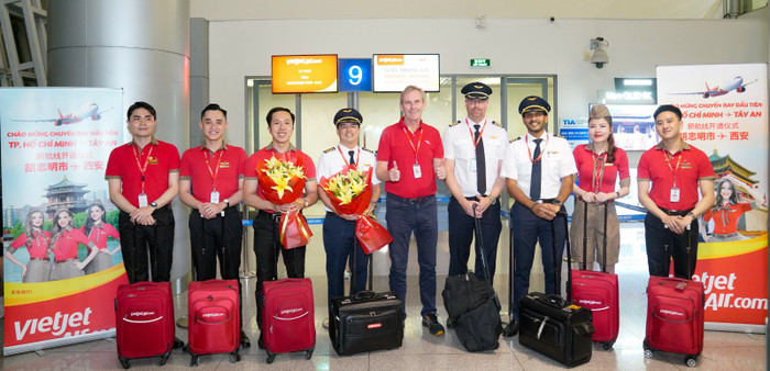 Phó Tổng giám đốc khai thác Vietjet Michael Hickey chào mừng chuyến bay khai trương Thành phố Hồ Chí Minh-Tây An cùng tổ bay và hành khách từ sân bay quốc tế Tân Sơn Nhất. Photo 6.jpg