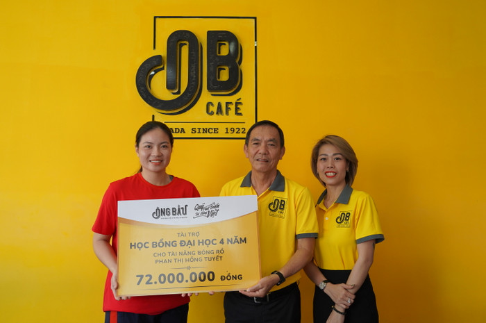 Ông Lê Nguyên Hòa - Giám đốc Quỹ Phát triển Tài năng Việt và bà Vũ My Khuyên – Giám đốc Vận hành chuỗi cà phê Ông Bầu trao học bổng cho vận động viên Hồng Tuyết. hinh 1 (1).JPG