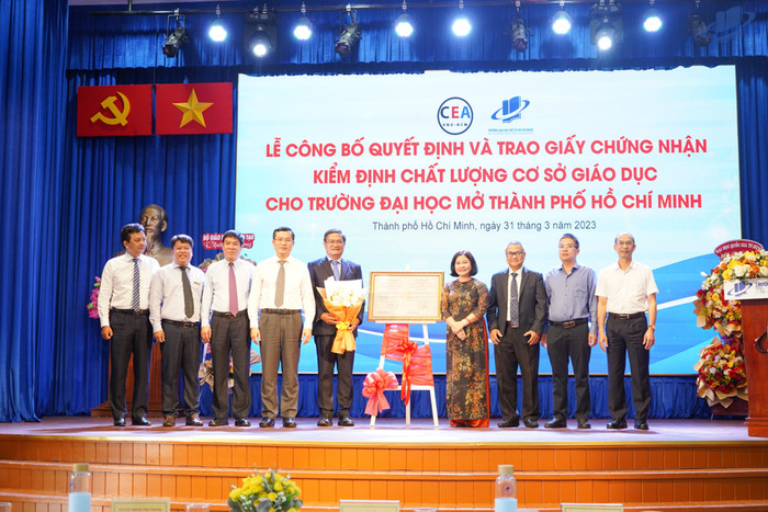 Giáo sư, Tiến sĩ Nguyễn Minh Hà - Hiệu trưởng Trường Đại học Mở Thành phố Hồ Chí Minh (trái) nhận chứng nhận đạt tiêu chuẩn chất lượng giáo dục theo tiêu chuẩn chất lượng giáo dục chu kỳ 2 năm 2023 từ Trung tâm kiểm định chất lượng giáo dục Đại học Quốc gia Thành phố Hồ Chí Minh. DSC03384-1.jpeg