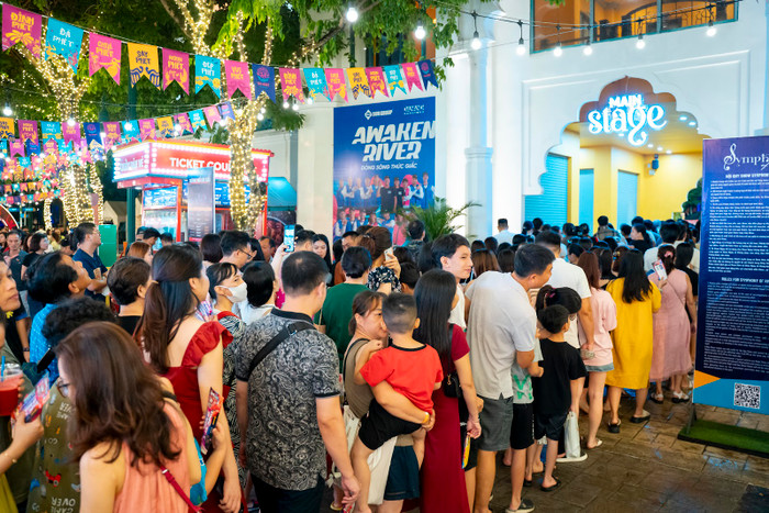 Rất đông khán giả đến từ sớm để chọn chỗ ngồi đẹp tại khán đài show diễn. Rất đông khán giả đến từ sớm để chọn chỗ ngồi đẹp tại khán đài show diễn.