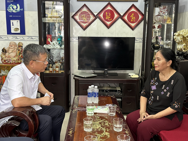 Phó Tổng Giám đốc Bảo hiểm xã hội Việt Nam Trần Đình Liệu thăm hỏi bà Huỳnh Nữ Tuyết (114/3 KP2, phường Tân Thuận Tây, Quận 7, Thành phố Hồ Chí Minh). ba tuyet.png