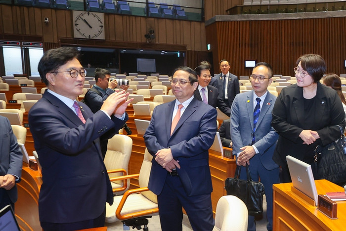 Chủ tịch Quốc hội Hàn Quốc Woo Won Shik giới thiệu với Thủ tướng Chính phủ Phạm Minh Chính về Nhà Quốc hội Hàn Quốc. Ảnh: VGP/Nhật Bắc t8.jpg