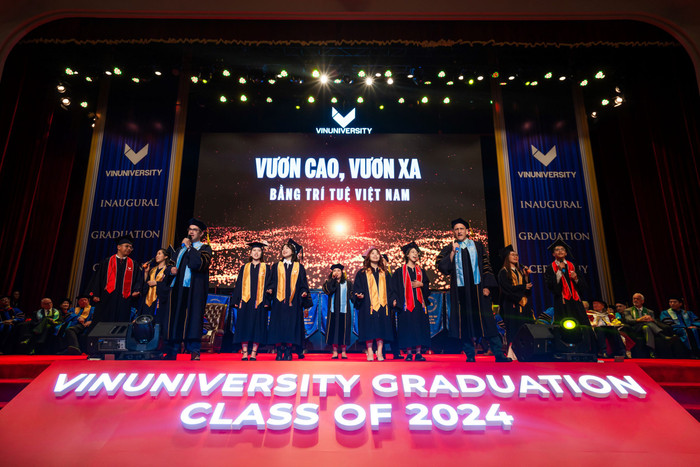 Ngày 29/6, VinUni công nhận tốt nghiệp cho 145 sinh viên niên khoá đầu tiên, trong đó nhiều cử nhân đã nhận học bổng chuyển tiếp cao học ở các trường danh tiếng thế giới và đã được các tập đoàn lớn tuyển dụng. Anh 3.jpg