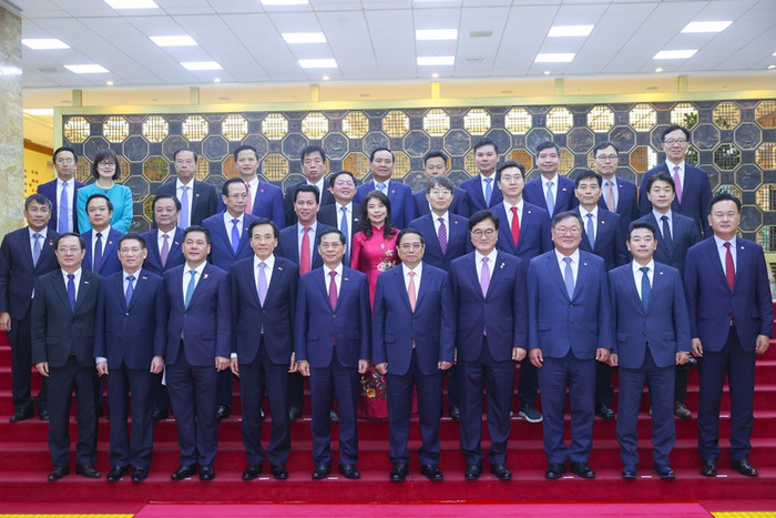 Thủ tướng Chính phủ Phạm Minh Chính và Chủ tịch Quốc hội Hàn Quốc Woo Won Shik cùng thành viên đoàn đại biểu hai nước. Ảnh: VGP/Nhật Bắc t6.jpg