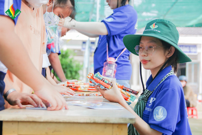 Tổ chức các gian hàng trò chơi cho các em thiếu nhi. HÌNH 14.jpg