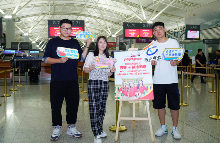 Hành khách đáp chuyến bay của Vietjet từ Tây An đi Thành phố Hồ Chí Minh, hào hứng chờ đón hành trình khám phá Việt Nam. Photo 10.jpg