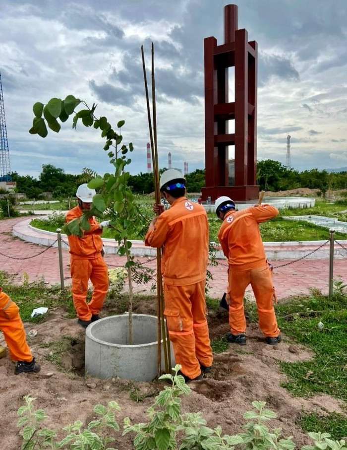 Lực lượng đoàn viên Công đoàn, thanh niên tình nguyện ra quân trực tiếp thực hiện công trình. anh 7.jpg