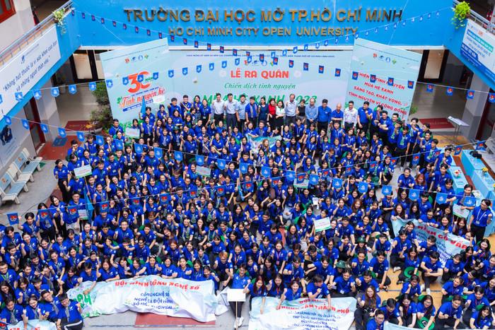 Sinh viên tình nguyện Đại học Mở Thành phố Hồ Chí Minh tham gia lễ ra quân Mùa Hè Xanh. HÌNH 2.jpg