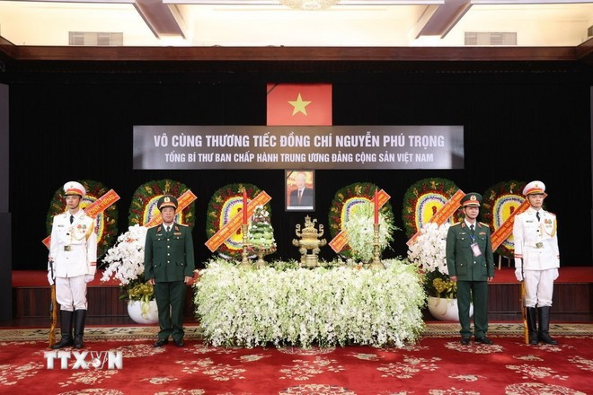 Di ảnh Tổng Bí thư Nguyễn Phú Trọng được đặt trang trọng trong Hội trường Thống Nhất, Thành phố Hồ Chí Minh. (Ảnh: TTXVN) Di ảnh Tổng Bí thư Nguyễn Phú Trọng được đặt trang trọng trong Hội trường Thống Nhất, Thành phố Hồ Chí Minh. (Ảnh: TTXVN)