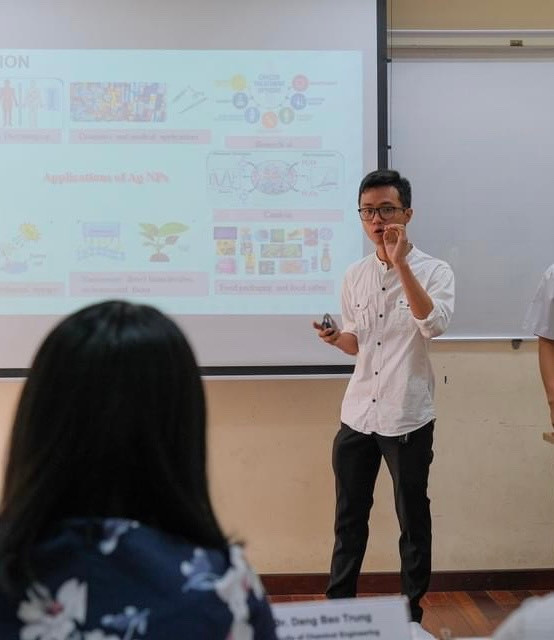 Nguyễn Duy Hải thuyết trình dự án cho một cuộc thi về nghiên cứu khoa học. Anh 1 (4).jpg