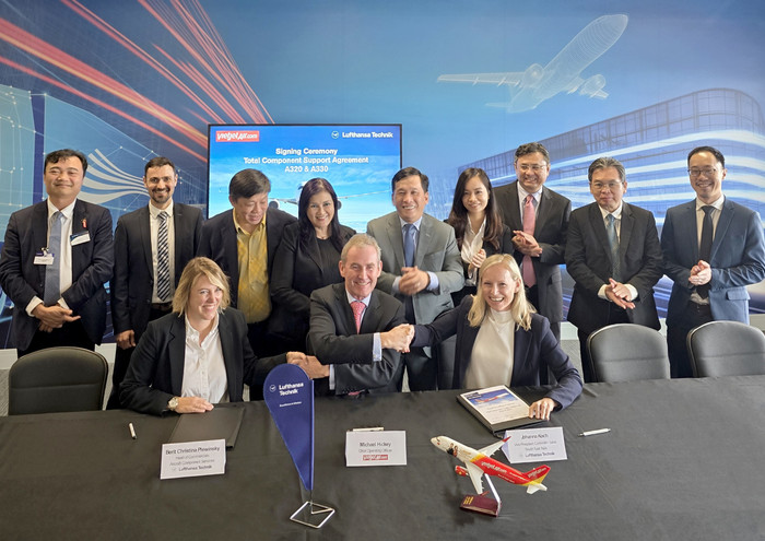 Lễ ký kết giữa Vietjet và Lufthansa Technik diễn ra tại Triển lãm hàng không quốc tế Farnborough 2024 với sự chứng kiến của lãnh đạo cấp cao hai bên. Photo 2 (3).jpg