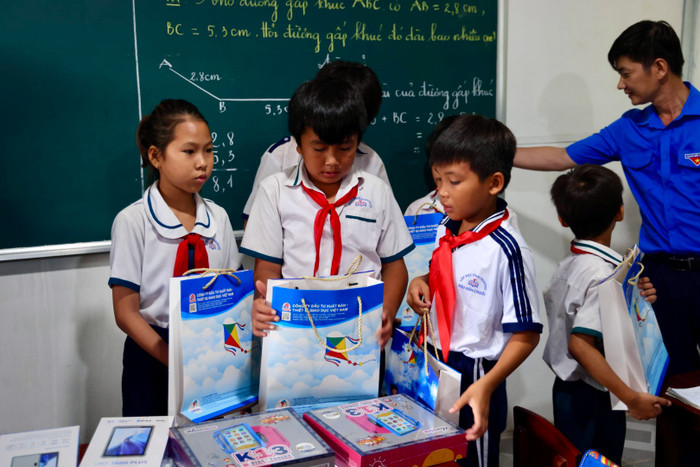 Các em nhỏ đảo Hòn Chuối nhận quà tặng của Công ty VEPIC. traosach2.jpg