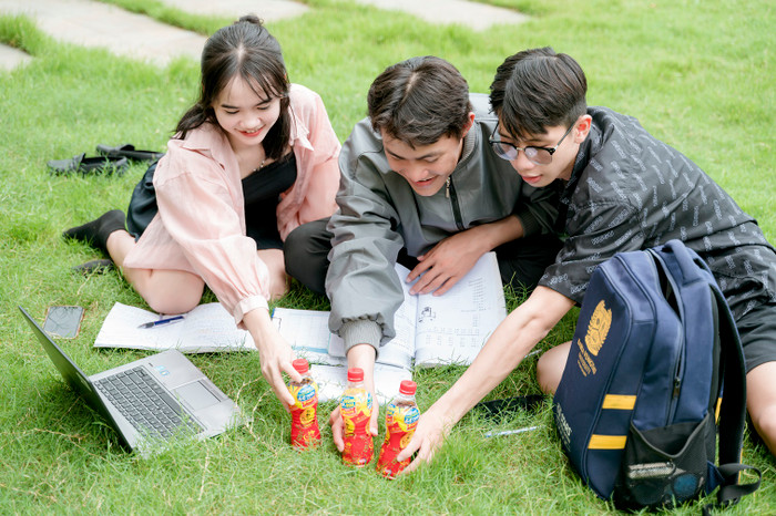 Sau kỳ thi tốt nghiệp, nhiều teen 2K6 chọn cách thanh lọc cơ thể để bản thân tươi mát hơn mỗi ngày bằng Trà Thanh Nhiệt Dr Thanh và háo hức săn hàng ngàn giải thưởng giá trị mỗi ngày cùng thương hiệu đồ uống nổi tiếng này. 1 (8).jpg