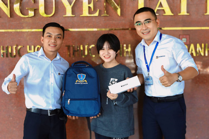 Nhà trường dành tặng 2.000 suất học bổng cho 2.000 thí sinh nhập học trước ngày 15/09/2024 vào 1 trong 57 chương trình đào tạo của trường, cùng với nhiều phần quà hấp dẫn. Hình 3.jpg