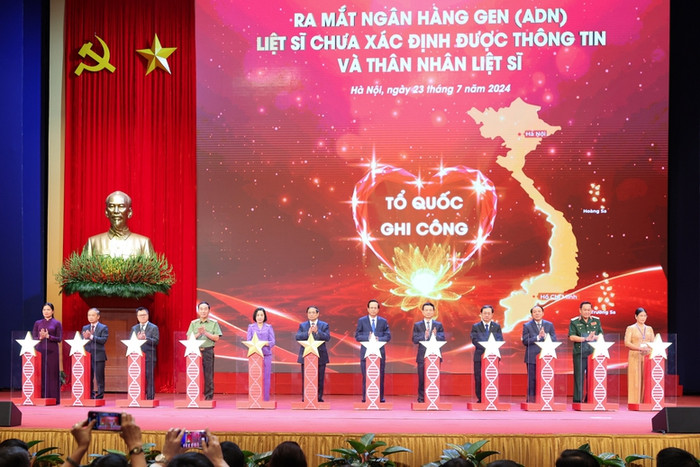 Thủ tướng Phạm Minh Chính và các đại biểu, đại diện người có công thực hiện nghi thức ra mắt ngân hàng gen (ADN) liệt sĩ chưa xác định được thông tin và thân nhân liệt sĩ. Ảnh: VGP/Nhật Bắc Thủ tướng: Đẩy mạnh công tác 'đền ơn đáp nghĩa' với trách nhiệm lớn lao và nghĩa tình sâu nặng- Ảnh 12.