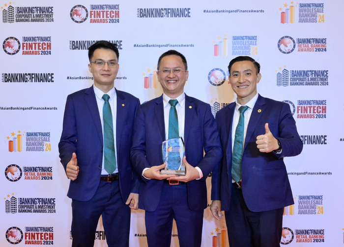 Đại diện BIDV nhận Giải thưởng Ngân hàng phục vụ khách hàng FDI tốt nhất Việt Nam năm 2024. Đại diện BIDV nhận Giải thưởng .jpg