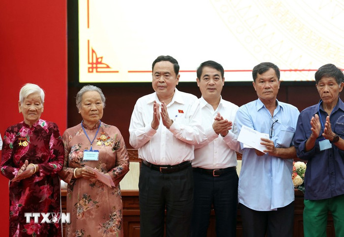 Chủ tịch Quốc hội Trần Thanh Mẫn trao quà tặng cho các Mẹ Việt Nam Anh hùng, gia đình chính sách, người có công với cách mạng trên địa bàn tỉnh Hậu Giang. (Ảnh: Thống Nhất/TTXVN) Chủ tịch Quốc hội Trần Thanh Mẫn trao quà tặng cho các Mẹ Việt Nam Anh hùng, gia đình chính sách, người có công với cách mạng trên địa bàn tỉnh Hậu Giang. (Ảnh: Thống Nhất/TTXVN)