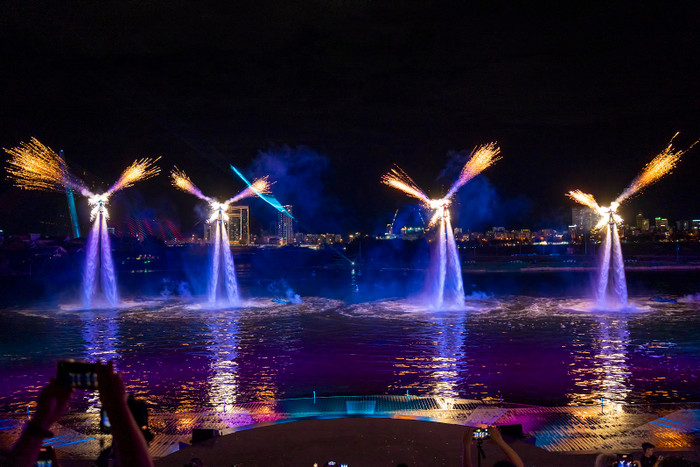 Những “đôi cánh” pháo hoa lấp lánh trên vai của các vận động viên Flyboards khiến khán giả không thể rời mắt. Những “đôi cánh” pháo hoa lấp lánh trên vai của các vận động viên Flyboards khiến khán giả không thể rời mắt.