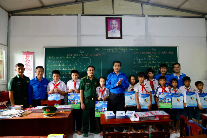 Bí thư Trung ương Đoàn Ngô Văn Cương trao tặng quà cho các cháu. traosach1.jpg