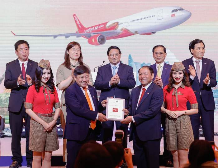 Dưới sự chứng kiến của Thủ tướng Phạm Minh Chính, Bộ trưởng Bộ Văn hoá, Thể thao và Du lịch Nguyễn Văn Hùng trao tặng Kỷ niệm chương chúc mừng cho hành trình 10 năm kết nối giữa Việt Nam - Hàn Quốc của Vietjet. A1-13.jpg