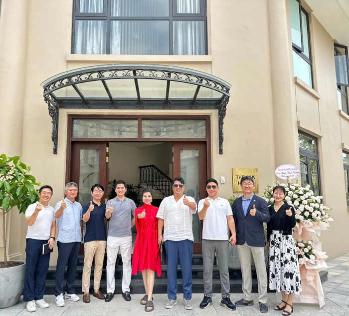 James Kang (thứ 4 từ phải sang) cùng các đồng nghiệp trong ngày khai trương văn phòng tại Vinhomes Ocean Park 2 (Ảnh: NVCC) A6.jpg