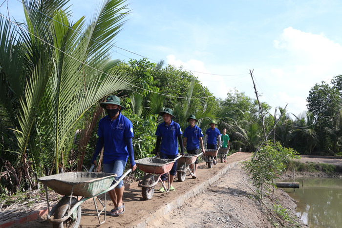 Chiến sĩ tình nguyện thực hiện bê tông hóa tuyến hẻm tại huyện Nhà Bè. HÌNH 5.JPG