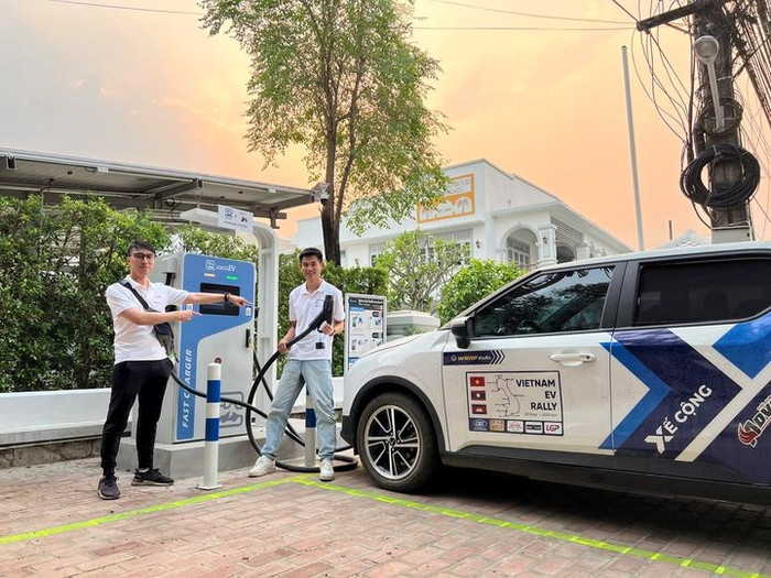 Anh Trọng đánh giá việc sạc xe điện trên hành trình tiện lợi không kém gì xe xăng. A2 (5).jpg