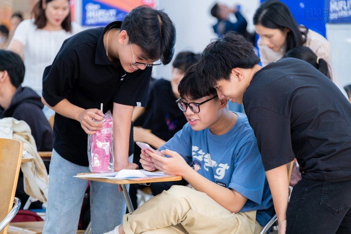 Nhiều thí sinh chọn nộp hồ sơ xét tuyển học bạ tại HUFLIT ngay sau kì thi tốt nghiệp trung học phổ thông để gia tăng cơ hội trúng tuyển. anh2.jpeg