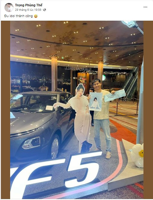 Anh Phùng Thế Trọng, chủ xe VF 5 Plus và KOL xe ở Việt Nam (Xế Cộng) cũng đã có mặt tại Bangkok để “check in” cùng thần tượng bên cạnh mẫu VF 5 màu xám. A4.jpg