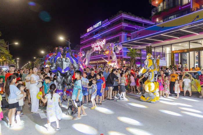 LALA TOWN đón tới 10.000 lượt khách trong tháng đầu tiên ra mắt tại Flamingo Ibiza Hải Tiến. LALA TOWN đón tới 10.000 lượt khách trong tháng đầu tiên ra mắt tại Flamingo Ibiza Hải Tiến.
