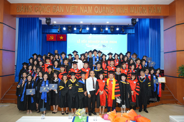 Với các chương trình đạt chuẩn kiểm định chất lượng trong nước và quốc tế, người học được trang bị kiến thức chuyên môn sâu rộng và cập nhật, giúp tự tin hội nhập và cạnh tranh trong môi trường lao động toàn cầu. DSC04939.JPG