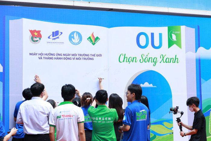 Sinh viên thực hiện check–in và ký tên tại khu vực “OU Chọn Sống Xanh”. Đây là một hành động thiết thực, nơi mỗi cá nhân cam kết cùng chung tay bảo vệ môi trường sống xanh, sạch, đẹp. 8.jpg